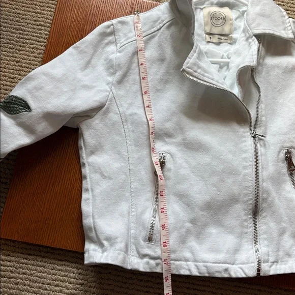 STOOSH White jean jacket. Beautiful detailed Blue floral embroidery. Size small - Picture 10 of 12